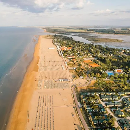 Tranquil Getaway Wit Terraces And A Pool Apartmán Bibione